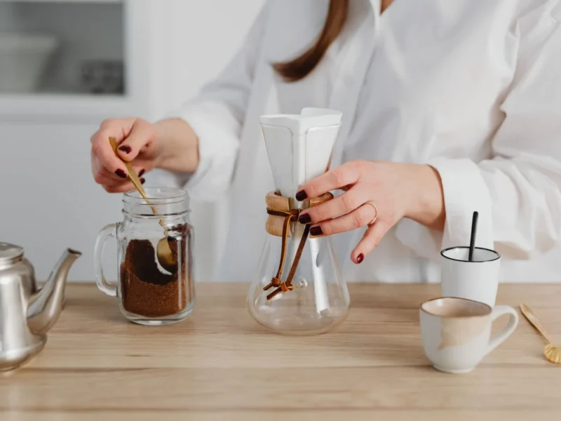 Заварювання кави в колбі Chemex